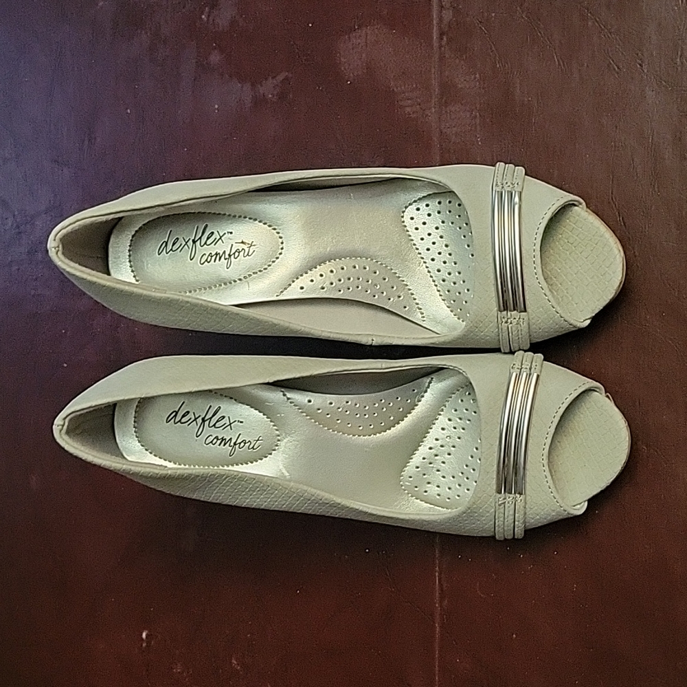 Dexflex Comfort Women's Gray High Heel Shoes Size 6.5 Used
